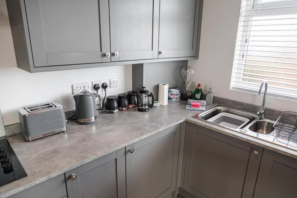 Bournecoast - Stylish Flat With Balcony - Sea Views - 10 Min Walk To Beach - Parking - Wifi - Fm8407 Bournemouth Exterior foto