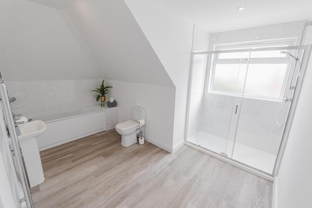 Bournecoast - Stylish Flat With Balcony - Sea Views - 10 Min Walk To Beach - Parking - Wifi - Fm8407 Bournemouth Exterior foto
