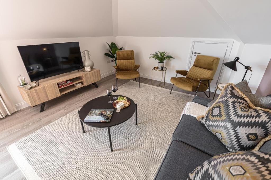 Bournecoast - Stylish Flat With Balcony - Sea Views - 10 Min Walk To Beach - Parking - Wifi - Fm8407 Bournemouth Exterior foto